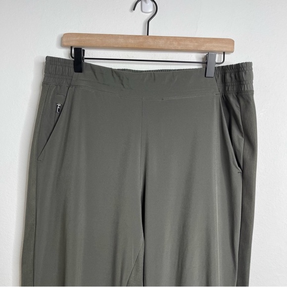 ATHLETA Brooklyn Jogger Size 14 Mountain Olive High Waist Travel Hiking Pants - Picture 7 of 9